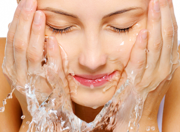 rostro con agua fria